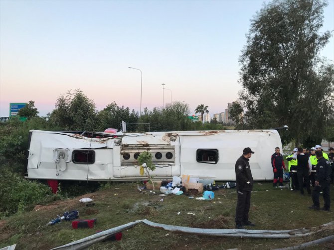 Yolcu otobüsü şarampole devrildi: 2 ölü, 21 yaralı