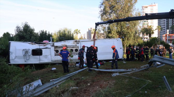 GÜNCELLEME 2 - Yolcu otobüsü şarampole devrildi: 2 ölü, 29 yaralı