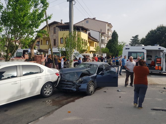 Öğrenci servisi ile otomobil çarpıştı: 4 yaralı