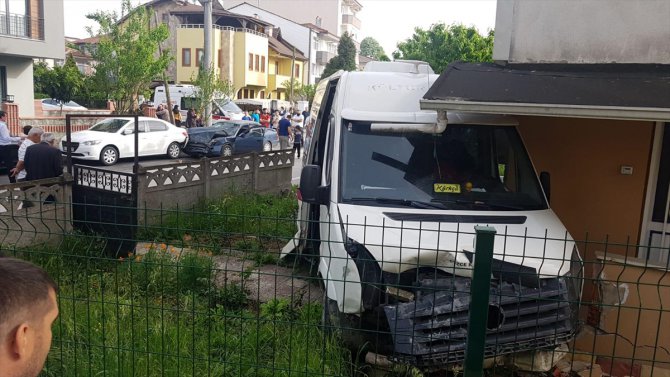 Öğrenci servisi ile otomobil çarpıştı: 4 yaralı