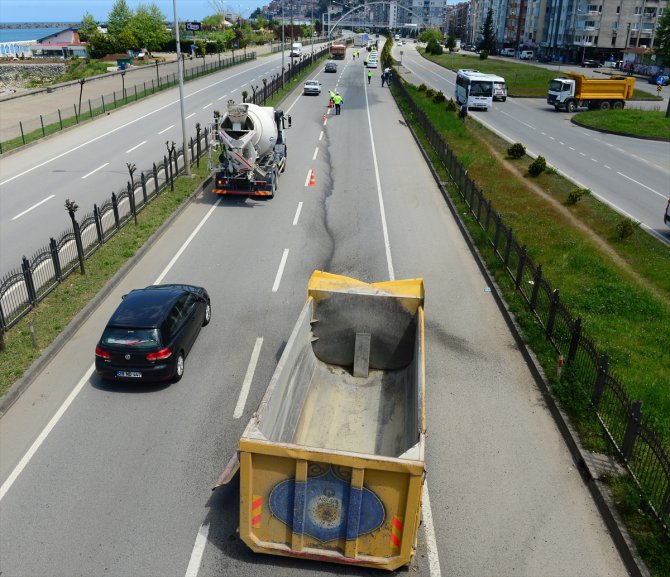 Kamyonun damperi üst geçide çarptı: 2 yaralı