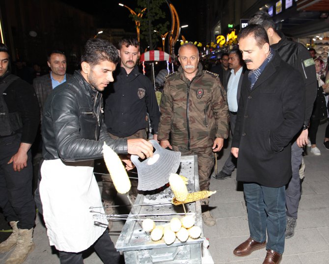 Hakkari Valisi Akbıyık vatandaşlarla bir araya geldi