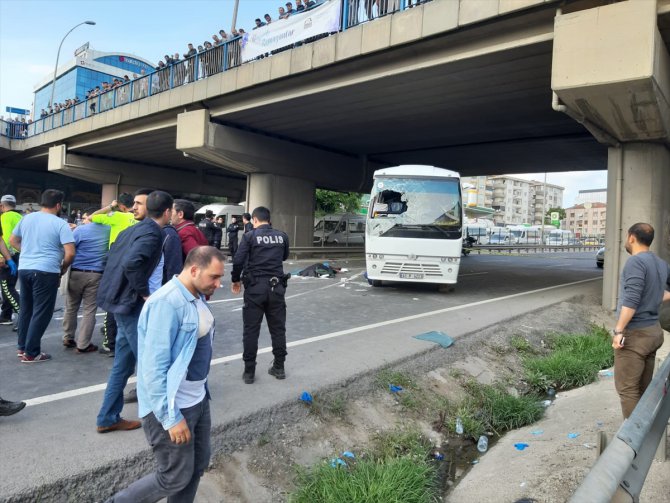 GÜNCELLEME - Midibüs ile hafif ticari araç çarpıştı: 1 ölü, 15 yaralı