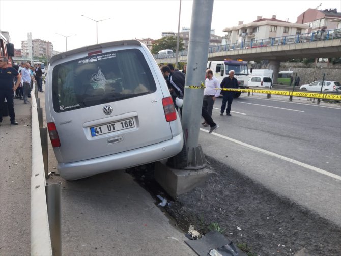 GÜNCELLEME - Midibüs ile hafif ticari araç çarpıştı: 1 ölü, 15 yaralı