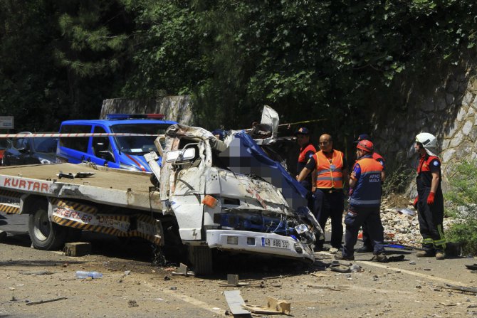 Muğla'da çekici uçuruma yuvarlandı: 2 ölü, 1 yaralı