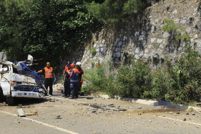 Muğla'da çekici uçuruma yuvarlandı: 2 ölü, 1 yaralı