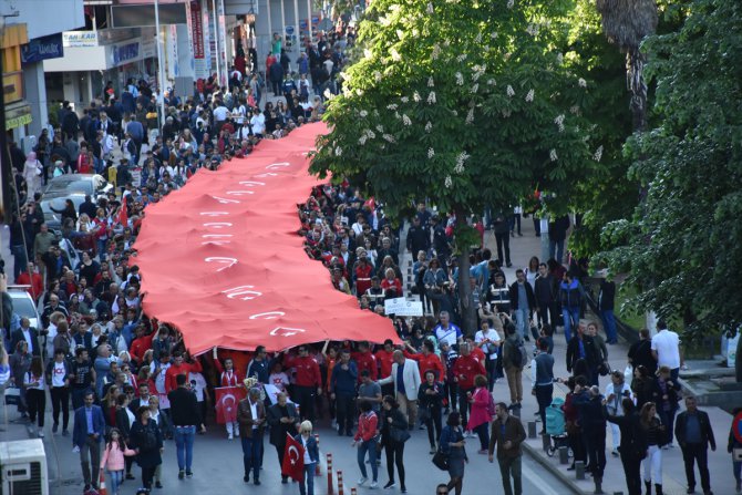 19 Mayıs'ın 100. yılında 1919 metrelik bayrakla yürüdüler