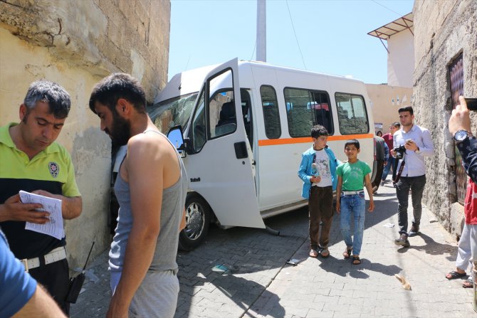 Şanlıurfa'da öğrenci servisi evin duvarına çarptı