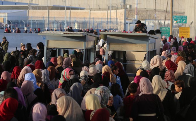 Batı Şeria'daki Filistinliler Mescid-i Aksa'ya akın etti