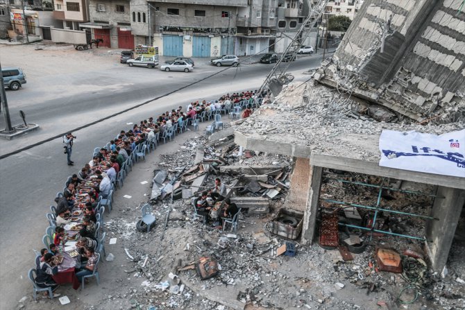 Filistinliler Gazze'de yıkılan evlerin molozları arasında iftar yaptı