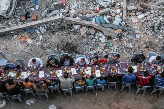 Filistinliler Gazze'de yıkılan evlerin molozları arasında iftar yaptı