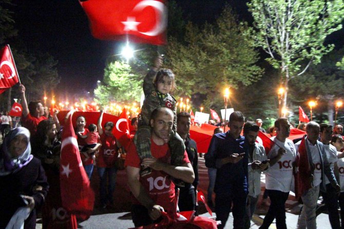 Elazığ'da "Fener Alayı ve Gençlik Yürüyüşü"