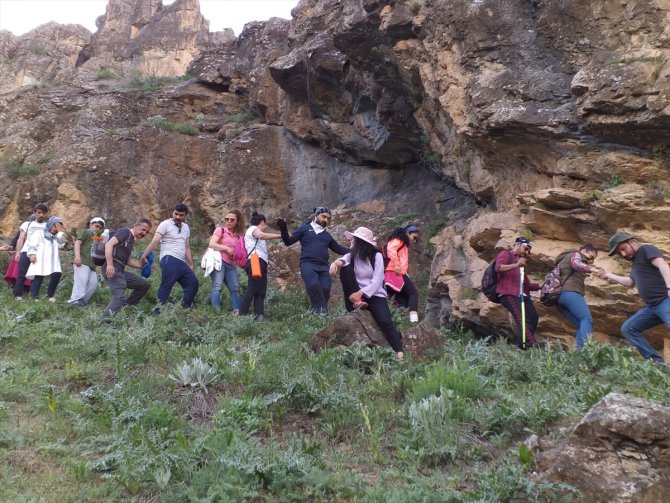 Hakkari'de Çiçek Vadisi'ne doğa yürüyüşü