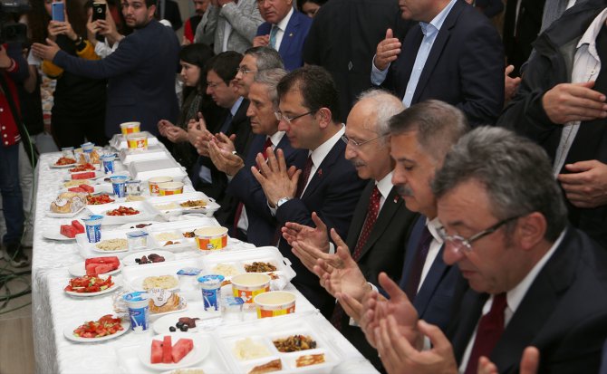 Kılıçdaroğlu, vatandaşlarla iftar yaptı