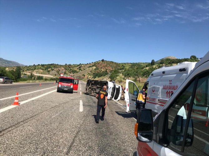 Sınava giden öğrencileri taşıyan minibüs kaza yaptı: 9 yaralı