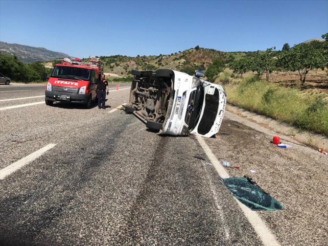 Sınava giden öğrencileri taşıyan minibüs kaza yaptı: 9 yaralı