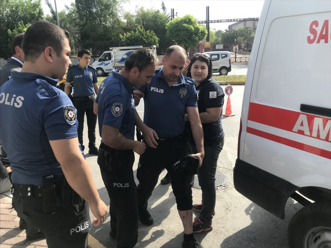 Trafik kontrolünden kaçmaya çalışan motosikletli polise çarptı: 2 yaralı