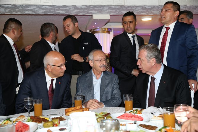 Kılıçdaroğlu, minibüsçü esnafı ile iftar yaptı