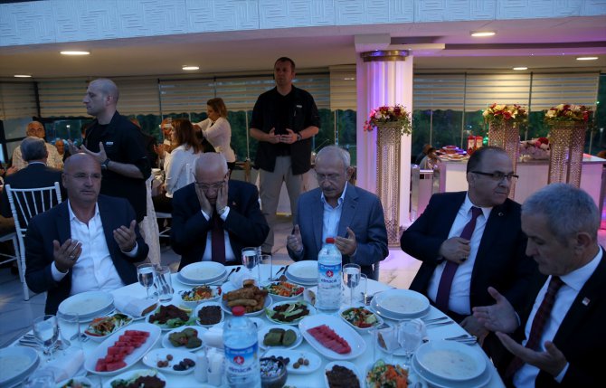 Kılıçdaroğlu, minibüsçü esnafı ile iftar yaptı