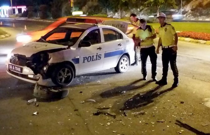 Alkollü sürücünün otomobili polis otosuna çarptı