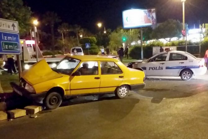 Alkollü sürücünün otomobili polis otosuna çarptı