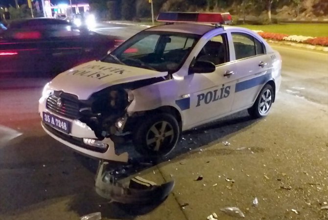 Alkollü sürücünün otomobili polis otosuna çarptı