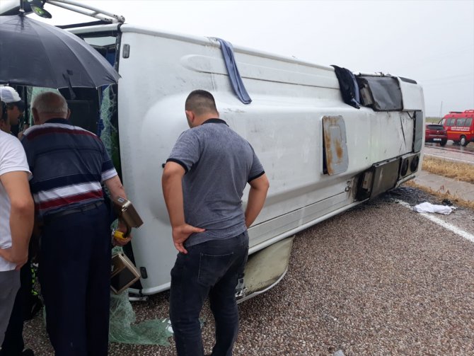 Balıkesir'de otobüs devrildi: 1 ölü, 8 yaralı