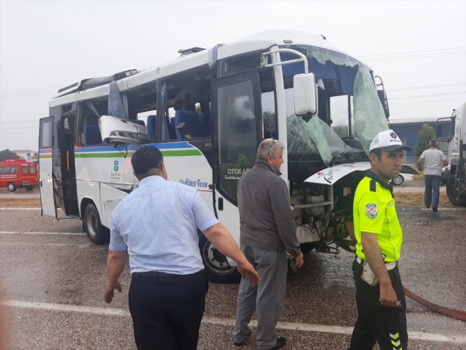 Balıkesir'de otobüs devrildi: 1 ölü, 8 yaralı