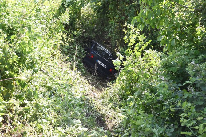 Bartın'da otomobil şarampole devrildi: 4 yaralı