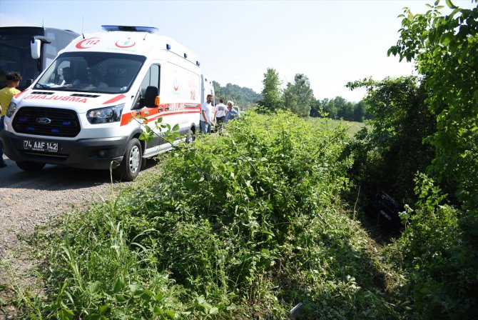 Bartın'da otomobil şarampole devrildi: 4 yaralı