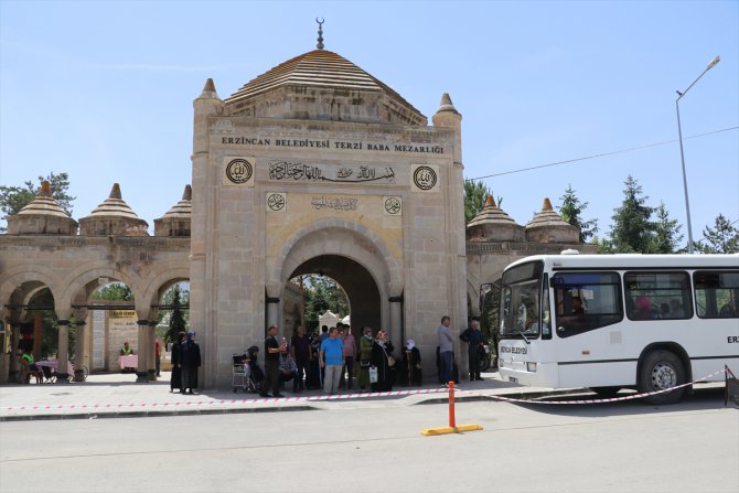 Terzibaba Türbesi'nde ziyaretçi yoğunluğu