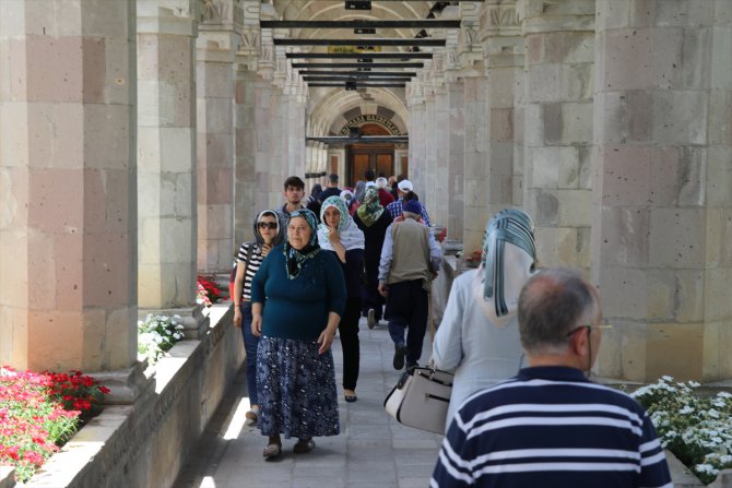 Terzibaba Türbesi'nde ziyaretçi yoğunluğu