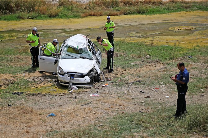 GÜNCELLEME - Adana'da trafik kazası: 2 ölü, 3 yaralı