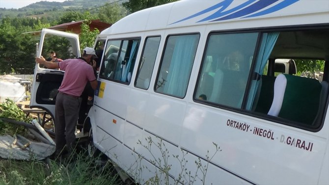 Bursa'da minibüs su deposuna çarptı: 4 yaralı