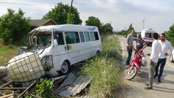 Bursa'da minibüs su deposuna çarptı: 4 yaralı