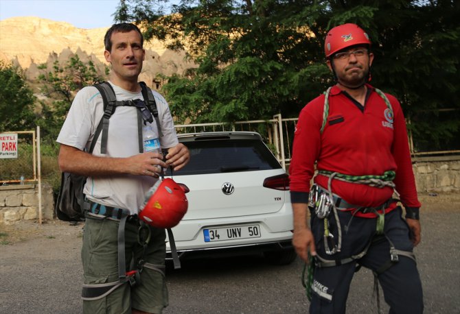 Nevşehir'de kayalıklarda mahsur kalan 2 kişi kurtarıldı