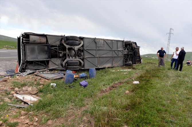 Kars'ta otobüs devrildi: 6 yaralı