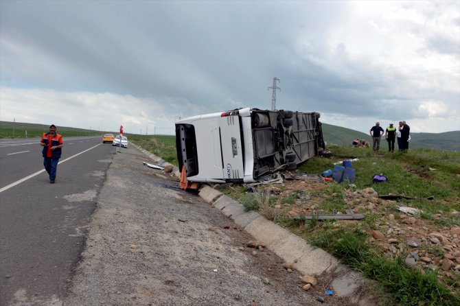 Kars'ta otobüs devrildi: 6 yaralı