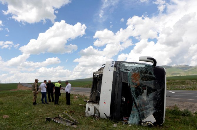 Kars'ta otobüs devrildi: 6 yaralı