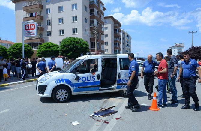 Ehliyetsiz ve alkollü sürücü polis aracına çarptı: 2 yaralı