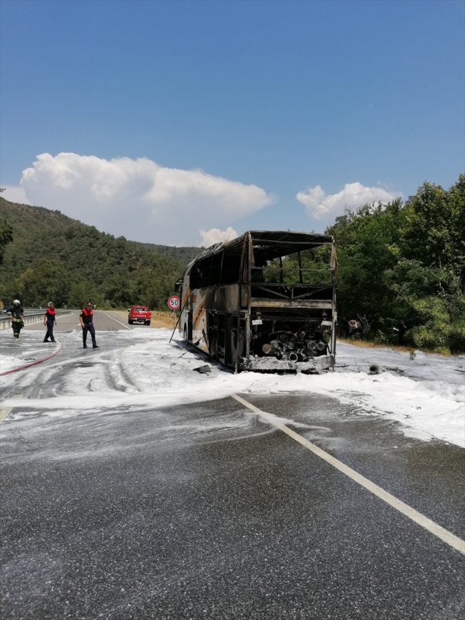 Muğla'da seyir halindeki yolcu otobüsü yandı