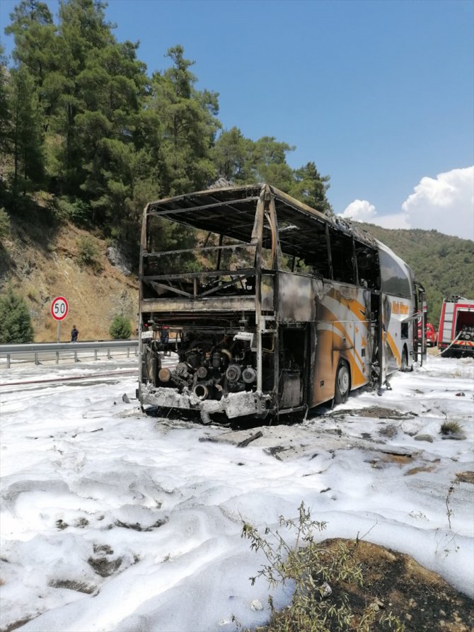 Muğla'da seyir halindeki yolcu otobüsü yandı