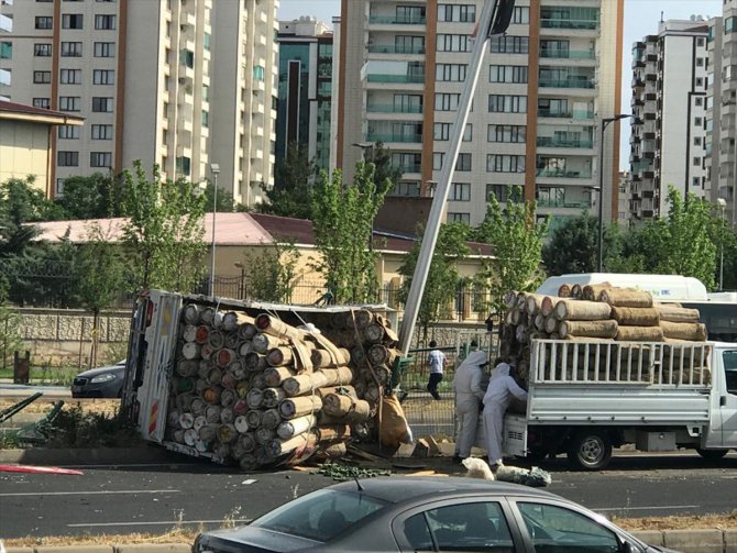 Diyarbakır'da arı kovanı yüklü kamyonet devrildi: 2 yaralı