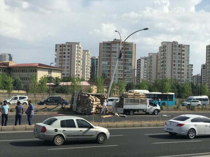 Diyarbakır'da arı kovanı yüklü kamyonet devrildi: 2 yaralı