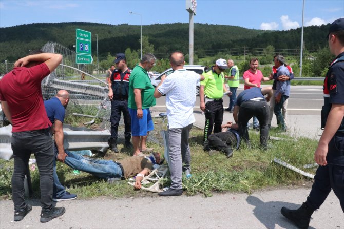 GÜNCELLEME - Anadolu Otoyolu'nda otomobil refüje çarptı: 2 ölü, 5 yaralı