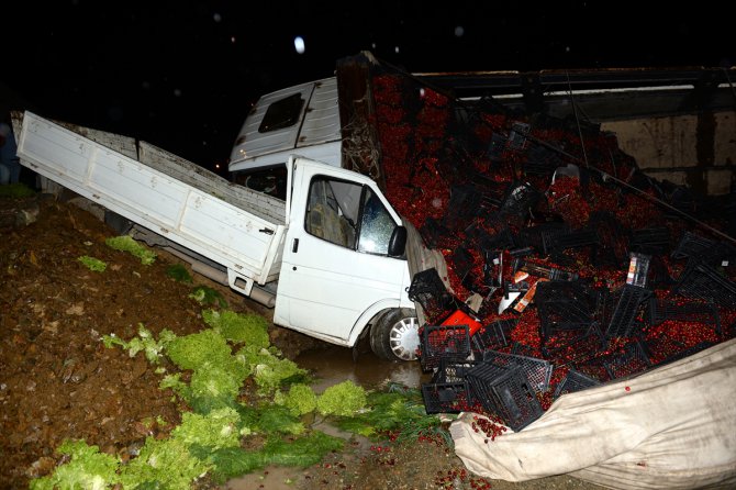 Kiraz yüklü kamyon kamyonetin üzerine devrildi: 3 yaralı