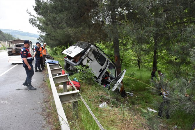 Samsun'da hafif ticari araç ağaca çarptı: 1 ölü, 1 yaralı