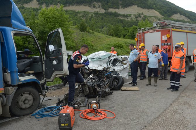 Sinop'ta kamyon ile otomobil çarpıştı: 2 ölü, 1 yaralı