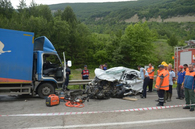 GÜNCELLEME - Sinop'ta kamyon ile otomobil çarpıştı: 2 ölü, 1 yaralı