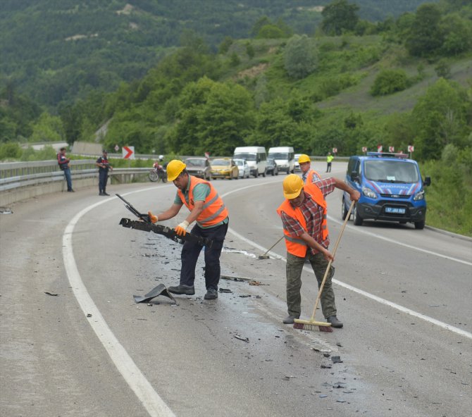 GÜNCELLEME - Sinop'ta kamyon ile otomobil çarpıştı: 2 ölü, 1 yaralı